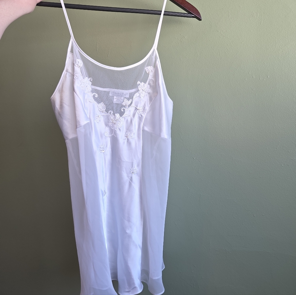 Elegant White Lace Chemise Vintage Size Medium